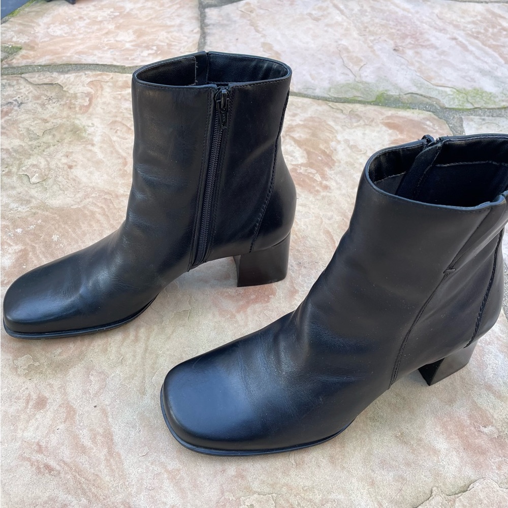 Naturalizer boots, excellent condition, worn once, 8 1/2 M, black leather
